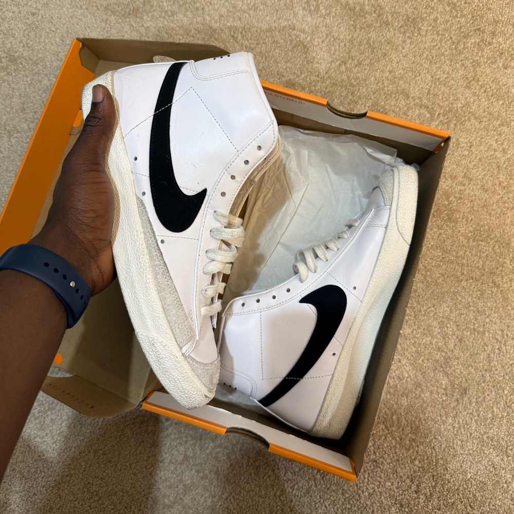 Nike Blazer Mid '77 white trainers. Size US 9